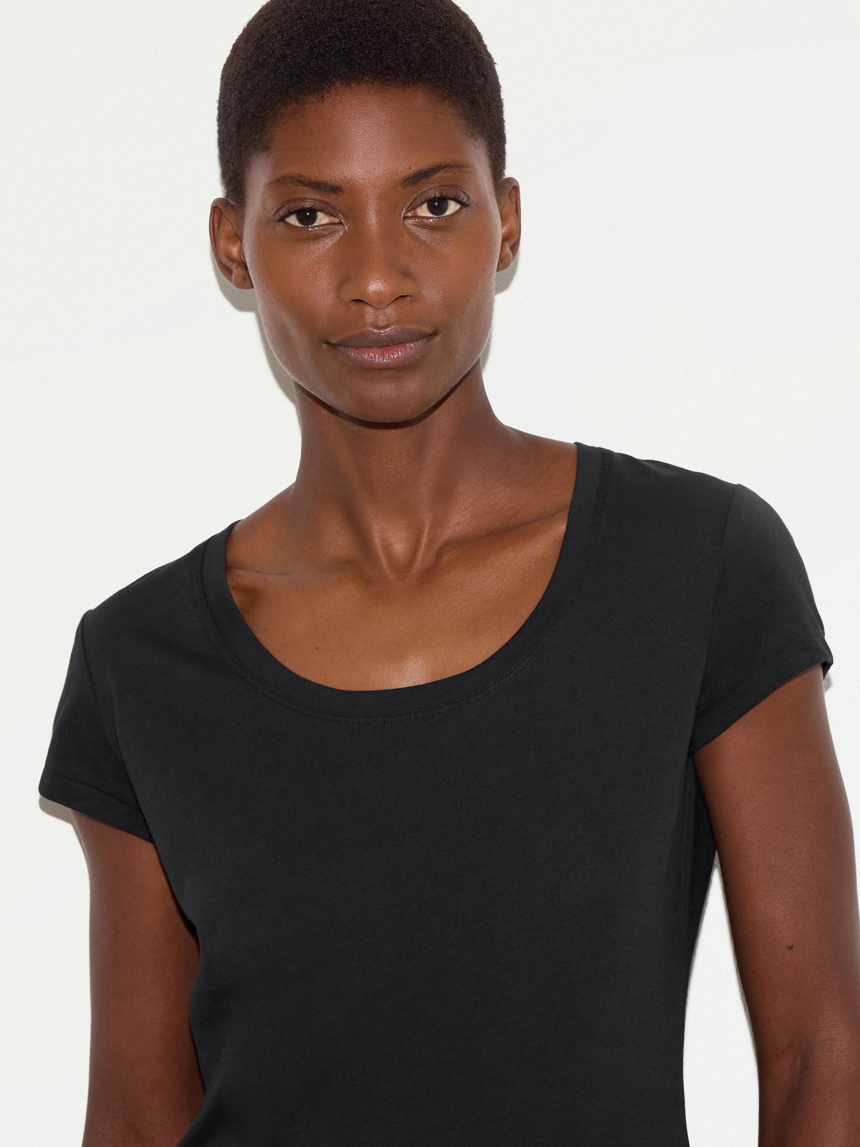Supima Cotton Scoop Neck T-shirt | Black – Jigsaw