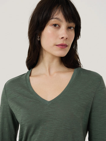 Cotton Slub V Neck Long Sleeve Tee | Green – Jigsaw